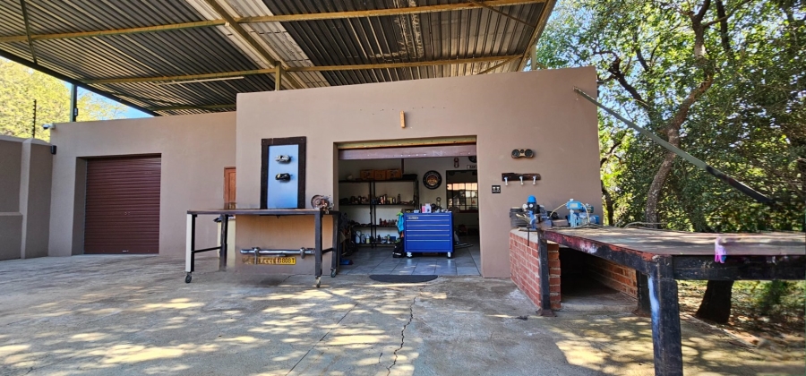 6 Bedroom Property for Sale in Hartbeesfontein North West